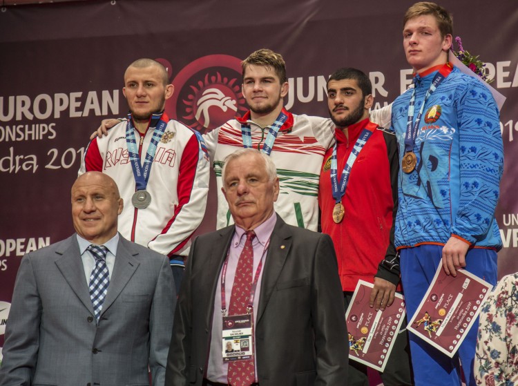 1Alexander Kachelaev en el centro de la imágen durante el Europeo 2019